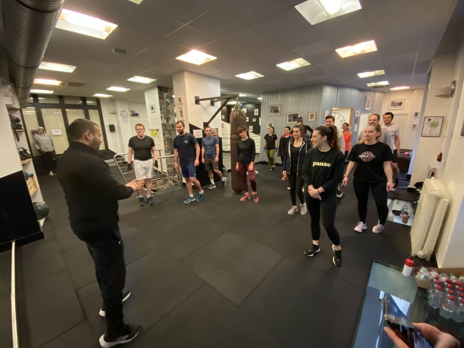 Team Building dans une ambiance conviviale : des avocats s'initient à la boxe à Paris 17 Étoile