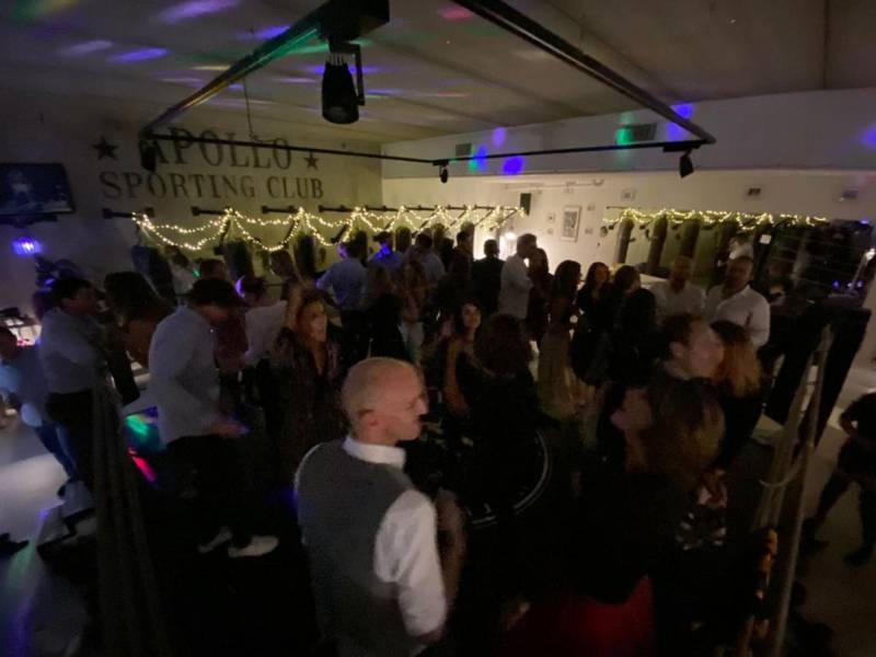 Fêter ses 10 ans de mariage avec une centaine d'invités dans une salle de boxe à Paris